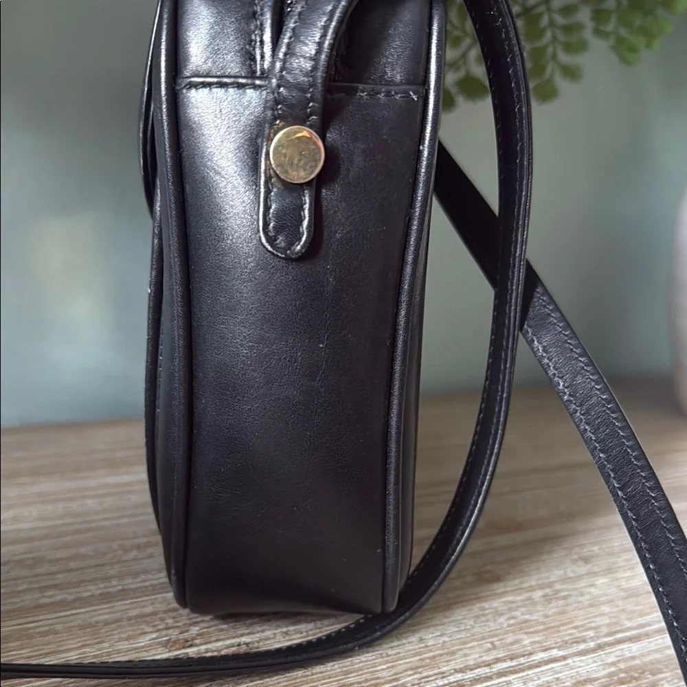 Gucci Black Leather vintage crossbody Bag with Gold-Tone Hardware - Picture 3 of 15